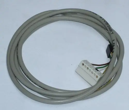 Daikin-Kabel mit weißem Stecker und mehreren Drähten in einer grauen Ummantelung, geeignet für den Anschluss eines Durchflusssensors.